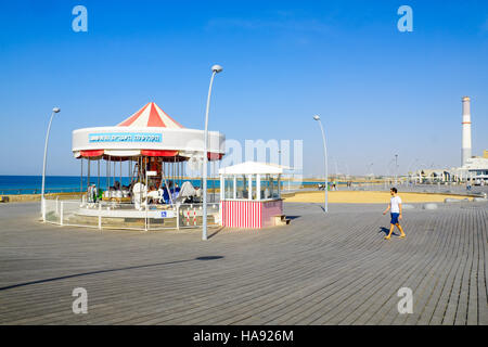 TEL-AVIV, ISRAEL - 24 NOVEMBRE 2016 : Scène avec un carrousel, une zone commerciale, la lecture, cheminée centrale et les visiteurs, à Tel-Aviv Banque D'Images