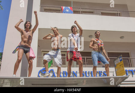 TEL-AVIV - JUIN 08 : Les danseurs participent à la Pride Parade dans les rues de Tel-Aviv, Israël le 08 juin 2012. La gay pride est une manifestation annuelle de Banque D'Images