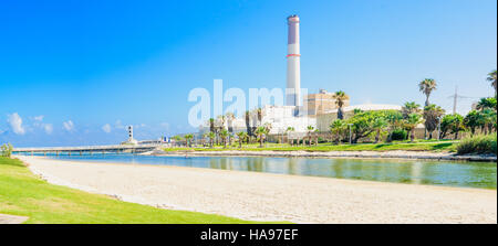 TEL AVIV, ISRAËL - 12 juin 2015 : vue panoramique de la lecture, le phare et le pont Wauchope, auprès des gens de l'aviron, randonnée Banque D'Images