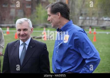 Le sénateur américain Jack Reed et le directeur des services Dan Ashe participent à des discussions sur les efforts de conservation des parcs nationaux, soulignant l'importance de la politique, du financement et de la protection des terres publiques aux États-Unis. Banque D'Images