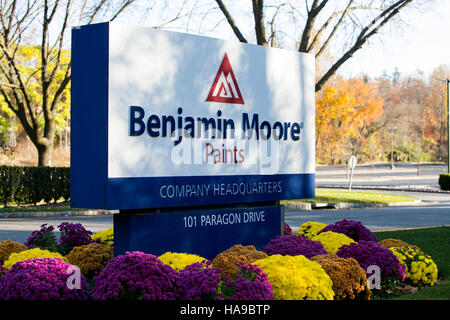 Un logo affiche à l'extérieur du siège de Benjamin Moore Paints in Montvale, New Jersey le 5 novembre 2016. Banque D'Images