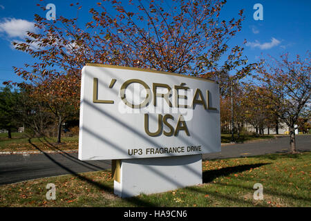 Un logo affiche à l'extérieur d'un établissement occupé par L'Oréal USA à Piscataway Township, New Jersey le 6 novembre 2016. Banque D'Images