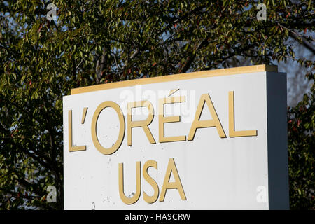 Un logo affiche à l'extérieur d'un établissement occupé par L'Oréal USA à Piscataway Township, New Jersey le 6 novembre 2016. Banque D'Images