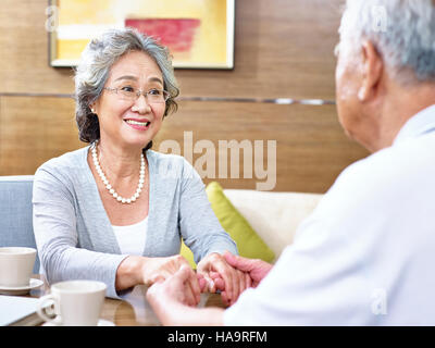 Senior asian couple boire le café et discuter. Banque D'Images