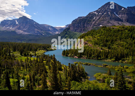 Jacob Barber capture le paysage époustouflant du parc national des glaciers, mettant en valeur la région des nombreux glaciers. La photo souligne la beauté sauvage des montagnes, des glaciers et des eaux bleues claires du parc. Le parc national des glaciers est réputé pour ses paysages naturels époustouflants, qui comprennent divers écosystèmes, habitats fauniques et flore alpine. L’image souligne le rôle du parc dans la conservation et la préservation de ces ressources naturelles. Banque D'Images