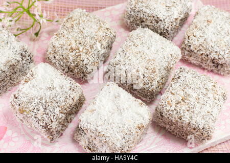 Lamingtons délicieux sur une plaque blanche Banque D'Images