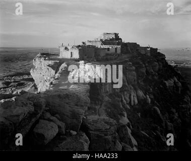 Le projet mural d’Ansel Adams (1941-1942) a été commandé par le National Park Service pour sensibiliser le public aux parcs nationaux. Sa photographie emblématique en noir et blanc du paysage américain a capturé la beauté et la grandeur des parcs à travers les États-Unis, inspirant les efforts de conservation et de préservation. Banque D'Images