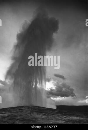 Le projet mural d'Ansel Adams (1941-1942) a été commandé par le National Park Service pour capturer la beauté des parcs nationaux. Adams, connu pour ses photographies en noir et blanc frappantes, a produit des peintures murales qui mettent en valeur le paysage naturel, inspirant les efforts de conservation. Le projet reste une représentation significative du patrimoine naturel américain. Banque D'Images