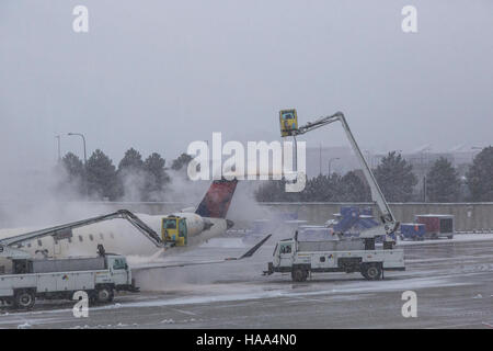 Avion de Delta Airlines en dégivrage à l'aéroport de Logan. Banque D'Images