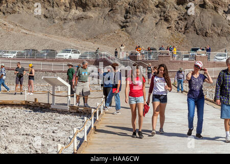 Les touristes visitant le bassin de Badwater, Death Valley National Park, California, USA Banque D'Images