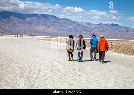 Les touristes asiatiques se rendant sur Badwater Basin, Death Valley National Park, California, USA Banque D'Images