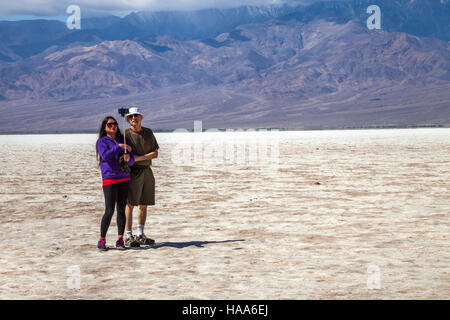 Couple qui, selfies Badwater Basin, Death Valley National Park, California, USA Banque D'Images