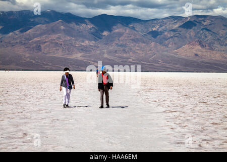 Les touristes asiatiques se rendant sur Badwater Basin, Death Valley National Park, California, USA Banque D'Images