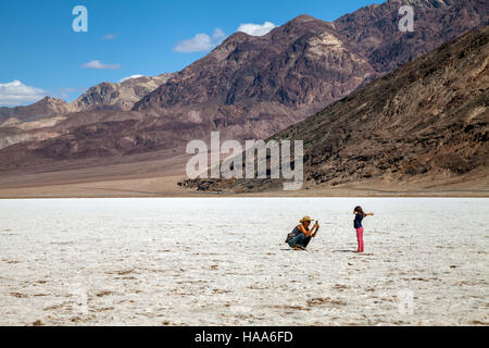 Mère fille photographier, bassin de Badwater, Death Valley National Park, California, USA Banque D'Images