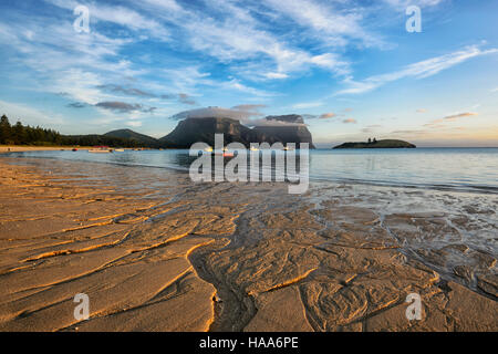 Coucher de soleil sur le lagon à marée basse, l'île Lord Howe, NSW, Australie, avec Mt Gower et Mt Lidgbird dans la distance Banque D'Images