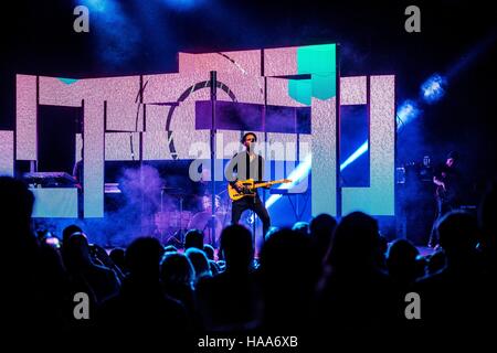 Padoue, Italie. 27 Nov, 2016. Planet Funk rappeler d' 2016. La planète funk retour à la scène du Grand Théâtre Geox de Padoue pour leur tournée 'Rappel'. Dans la photo Alex Uhlmann Crédit : Roberto Silvino/Pacific Press/Alamy Live News Banque D'Images