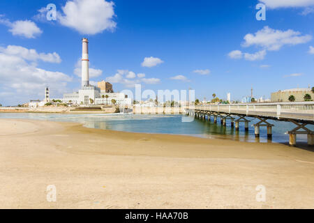 L'Wauchope Pont (sur l'ouverture du Yarkon stream), la lecture de la centrale électrique et le phare. Tel Aviv, Israël Banque D'Images