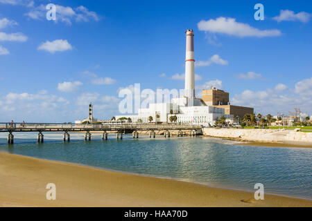 L'Wauchope Pont (sur l'ouverture du Yarkon stream), la lecture de la centrale électrique et le phare. Tel Aviv, Israël Banque D'Images