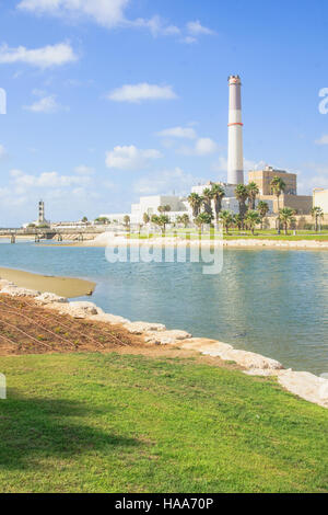 L'Wauchope Pont (sur l'ouverture du Yarkon stream), la lecture de la centrale électrique et le phare. Tel Aviv, Israël Banque D'Images