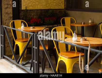 Le café de la rue avec des chaises jaune Banque D'Images