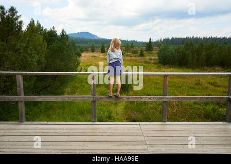 Petit enfant fille blonde explorer la nature au lac trois moor (Trijezerni barrette), Parc National Sumava, forêt de Bohême, République Tchèque Banque D'Images