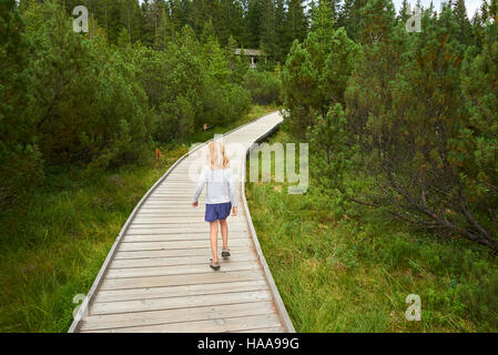 Petit enfant fille blonde explorer la nature au lac trois moor (Trijezerni barrette), Parc National Sumava, forêt de Bohême, République Tchèque Banque D'Images