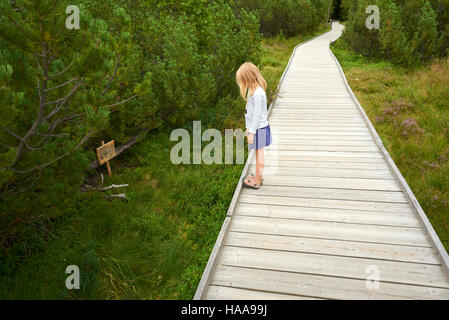 Petit enfant fille blonde explorer la nature au lac trois moor (Trijezerni barrette), Parc National Sumava, forêt de Bohême, République Tchèque Banque D'Images