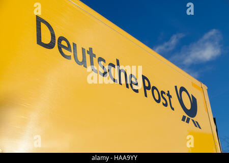 HANNOVER / ALLEMAGNE - 27 NOVEMBRE 2016 : service de courrier électronique allemande ( Deutsche Post ) logo sur un récipient jaune Banque D'Images