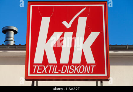 HANNOVER / ALLEMAGNE - 27 NOVEMBRE 2016 : nom de marque KiK allemand sur un magasin. KiK est une chaîne de magasins discount textile allemande basée à Boenen Banque D'Images