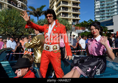 Sosie imitateur d'Elvis Presley dans la vieille voiture américaine classique à cooly rocks sur à Coolangatta dans le Queensland en Australie Banque D'Images