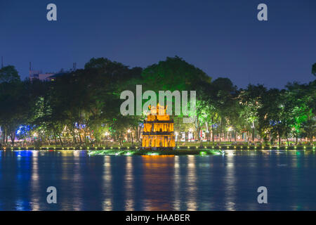 Thap Rua temple ou Turtle Tower at night, Hoan Kiem, Hanoi, Vietnam Banque D'Images