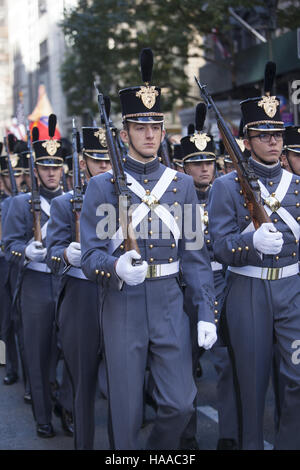 Le Défilé des anciens combattants ; aussi connu sous le nom de America's Parade ; marches jusqu'5e Avenue de New York. Les cadets de West Point en mars la parade. Banque D'Images