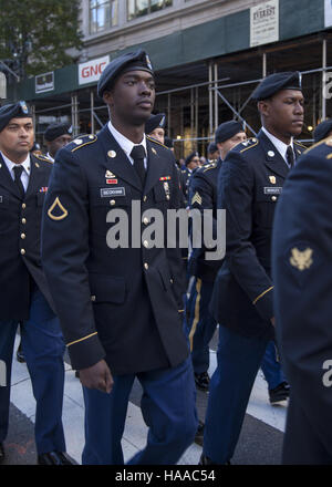 Le Défilé des anciens combattants ; aussi connu sous le nom de America's Parade ; marches jusqu'5e Avenue de New York. 42e division d'infanterie de l'armée américaine marches fièrement. Banque D'Images