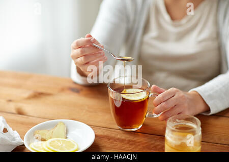 Portrait de femme malade de boire du thé au citron Banque D'Images