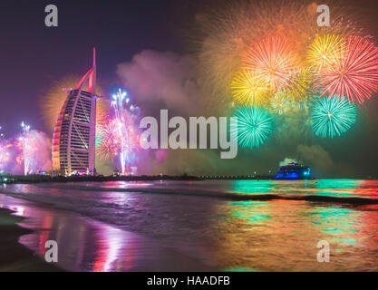 Burj Al Arab à Dubaï Jumeirah Beach celebarating la veille du nouvel an Banque D'Images