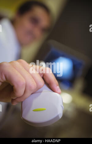 Les médecins hand holding a capteurs à ultrasons Banque D'Images