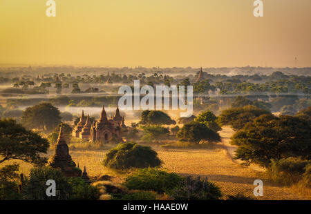 Lever du soleil au-dessus de Bagan au Myanmar. Bagan est une ville ancienne avec des milliers de temples bouddhistes et stupas. Banque D'Images