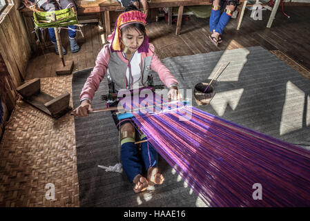 Femme de la tribu Kayan Lahwi tissu tisse Banque D'Images