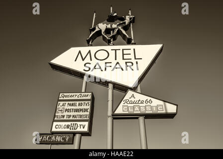 Safari Motel historique et vintage en néon sur l'historique Route 66 au Nouveau Mexique Banque D'Images