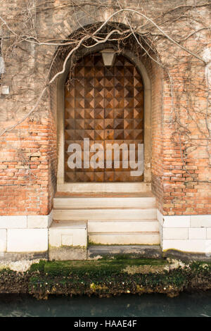 Porte d'entrée typique de Venise, Italie Banque D'Images