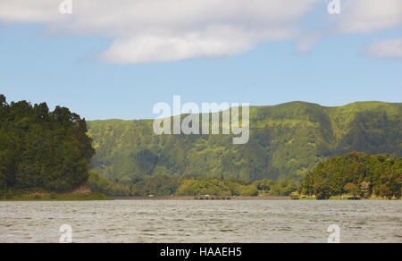 Paysage avec lac, montagne et pont à Sao Miguel. Açores. Portugal Banque D'Images