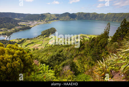 Paysage avec des lacs. Lagoa Azul Lagoa Verde. Sao Miguel. Açores. Portugal Banque D'Images