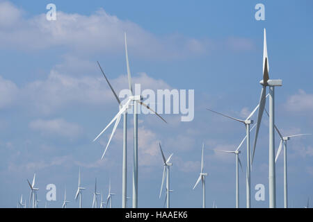 Dans l'Éolienne wind farm avec cloud sky Banque D'Images