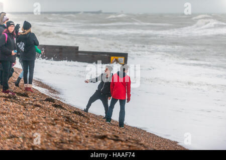 Les vagues se briser sur le front de mer de Brighton Banque D'Images
