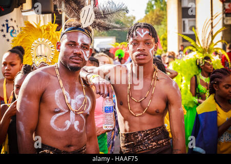 Portrait de deux jeunes fêtards d'un death mas inconnu le carnaval de Notting Hill 2016 présentation. Banque D'Images