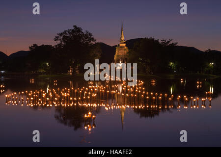 La lumière en statue de Bouddha au Temple de Loy Kratong Festival, parc historique de Sukhothai , Thaïlande Banque D'Images