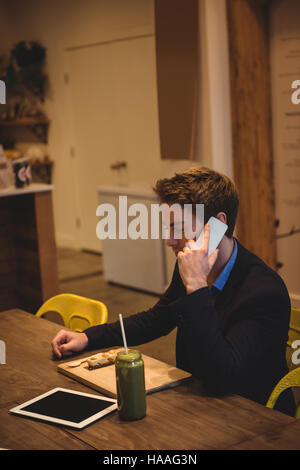 Businessman talking on mobile phone Banque D'Images