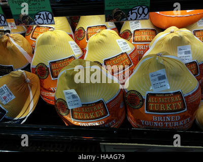 Trader Joe's house les dindons de la marque en vente dans un supermarché Trader Joe's à New York le dimanche 20 novembre 2016. (© Richard B. Levine) Banque D'Images