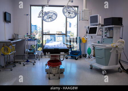 L'équipement et des appareils médicaux en salle d'opération moderne Banque D'Images