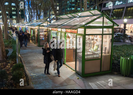 Les visiteurs de l'appartement de boutiques de la Banque du Nord hiver Village de Bryant Park à New York le Mardi, Novembre 22, 2016. Plus de 125 kiosques vendant de la nourriture, des produits de décoration et de bijoux sont ouvertes jusqu'au 2 janvier 2017. (© Richard B. Levine) Banque D'Images